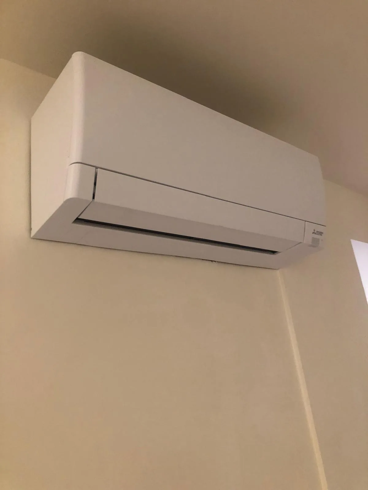 Unidade interior de ar condicionado instalada junto ao teto
